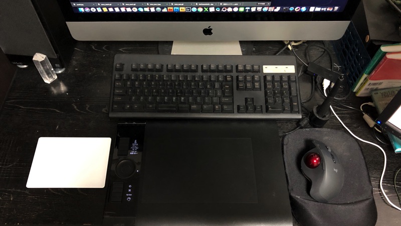 右にトラックボール、左にMagic Trackpad、中央にタブレットで超効率的