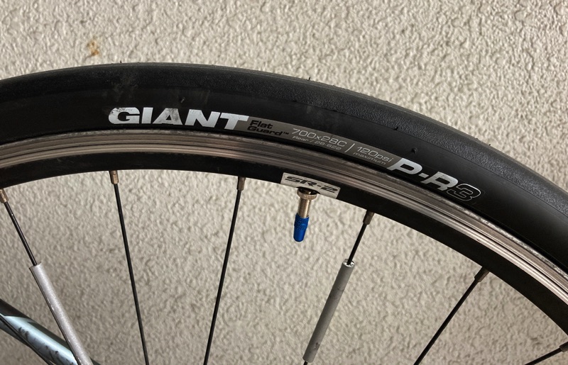 ジャイアント クロスバイク エスケープR1 ノーパンクタイヤ