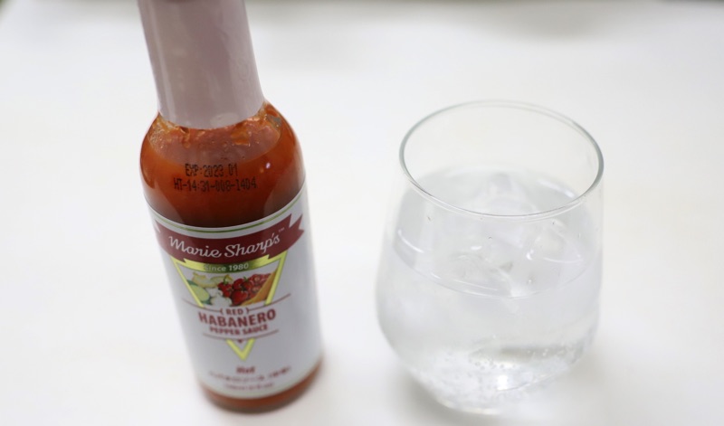 炭酸水にタバスコとレモンを入れたカクテルがいい感じ 色々な食事に合います ノマサラ