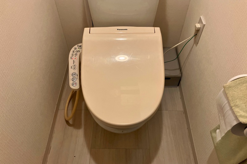 トイレの蓋がゆっくり閉まらなくなり、パタンと落ちるようになったので自分で修理した！ | ノマサラ